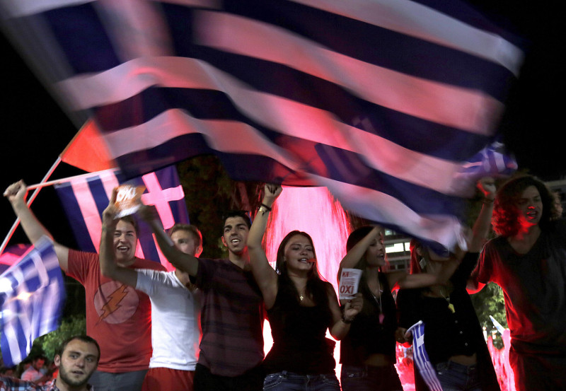 希臘公投票數開出，反對者61.30%大勝贊成派38.70%，反對陣營的得票率遠遠超出公投前民意調查的預期，支持者在雅典開心慶祝。圖片來源：達志影像/路透社   