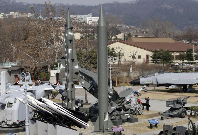 圖為韓國首爾的戰爭紀念館所展示的模擬朝鮮飛毛腿-B型導彈。而朝鮮今天又發射了2枚短程彈道導彈。圖片來源：達志影像/美聯社   