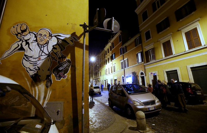 「超人教宗」的塗鴉藝術週二出現在鄰近聖伯多祿廣場的博爾戈(Borgo Pio)一條鋪著鵝卵石的小巷牆上。圖片來源：達志影像/美聯社。   