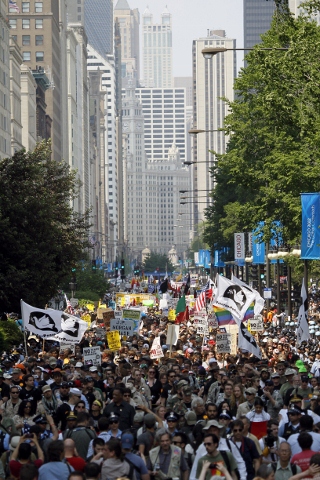 北大西洋公約組織（NATO）峰會在美國芝加哥舉行，數千反戰人士遊行示威。圖片來源:達志影像/美聯社。   