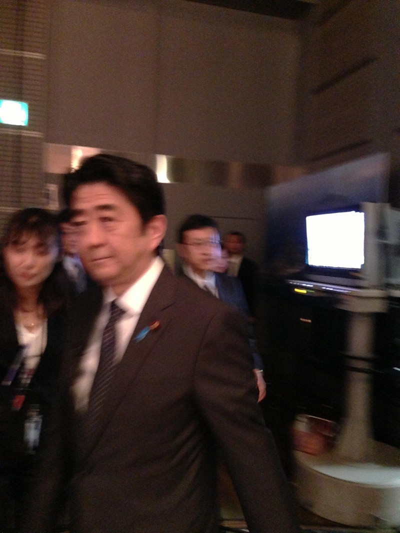 圖片2說明:安倍晉三接受朝日電視台訪問上鏡前幕後剪影。其臉書上留言,「馬上就要上朝日電視台的節目了。不管多少次,電視訪問前都會有一點緊張呢。」隔天臉書上表示,「我是安倍晉三。昨天的報導請問各位看了嗎?在下盡可能以簡明易瞭的方式表達,很高興接到諸位率真直接的評論。」展現安倍內閣親民的一面;圖片來源:日本首相官邸臉書粉絲專頁。