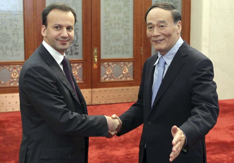 俄羅斯副總理Arkady Dvorkovich（左）日前會見中國副總理王岐山，討論能源合作議題。圖片來源：達志影像/路透社   