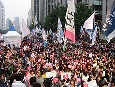 0多所韓國大學生10日手持旗幟和標語在首爾清溪廣場參加燭光示威活動，要求李明博政府「學費減半」。圖片來源：中央社   