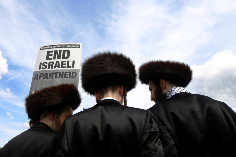 有些猶太人9日在倫敦聲援加薩，標語上寫著：「停止以色列種族隔離」。圖片來源：達志影像/路透社。   