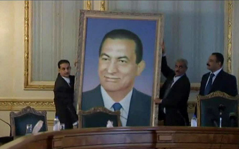 在人民發起反政府示威而下台的埃及前總統穆巴拉克，其家族財產也遭到埃及當局的凍結。圖為內閣大樓隨即取下辭職後的穆巴拉克照片。圖片來源：達志影像/美聯社。   