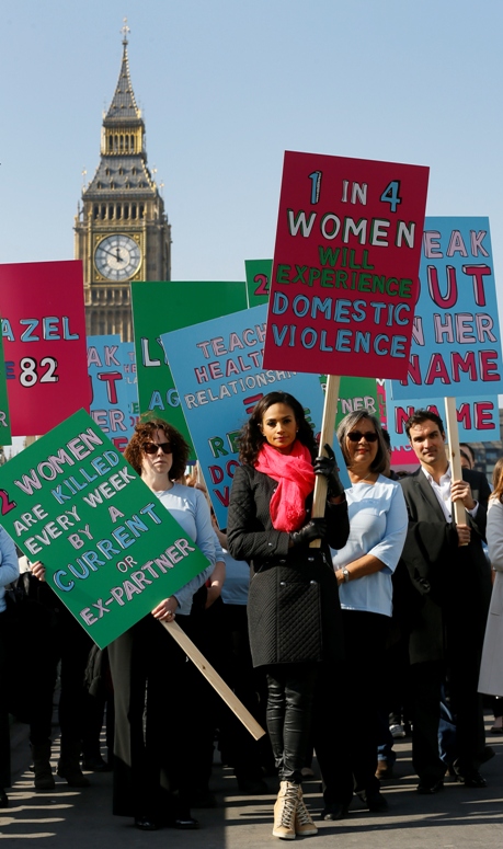 007年以來英國的女性失業率越來越高，而且全職的工作越來越少，同工不同酬的問題也很嚴重。圖為5日英國婦女在倫敦大笨鐘前抗議家暴陰影蔓延。圖片來源：達志影像/美聯社。   