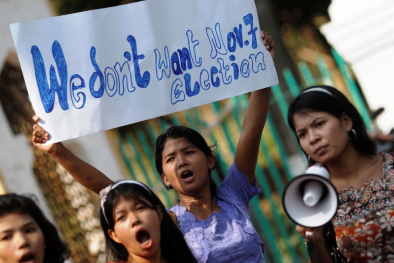聯合國調查員昆塔納12日發表聲明，指出緬甸的民主轉型仍十分「脆弱」。圖為緬甸民眾抵制大選的照片。圖片來源：達志影像/路透社資料照片   