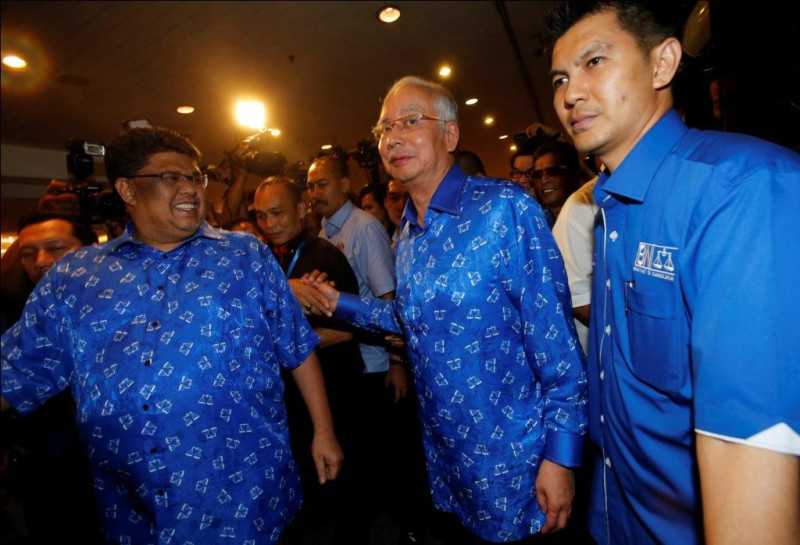 馬來西亞大選激烈，選委會在午夜宣布執政黨國陣拿下過半的112席次。圖(中)為執政黨總理納吉。圖片來源：達志影像/路透社   