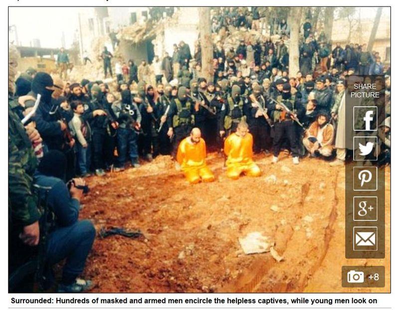 伊斯蘭國公布處決間諜畫面，兩名穿橘色服裝的男子跪在地上，周圍有數百名群眾圍觀。（取自每日郵報www.dailymail.co.uk）   