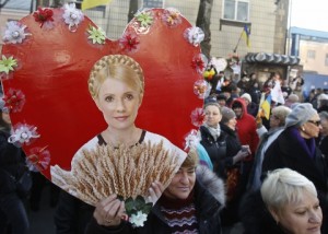 烏克蘭前總理季莫申科(Yulia Tymoshenko)雖然人在獄中，在歐洲和她的國家仍有不少支持者。(圖片來源:達志影像/路透社。)   