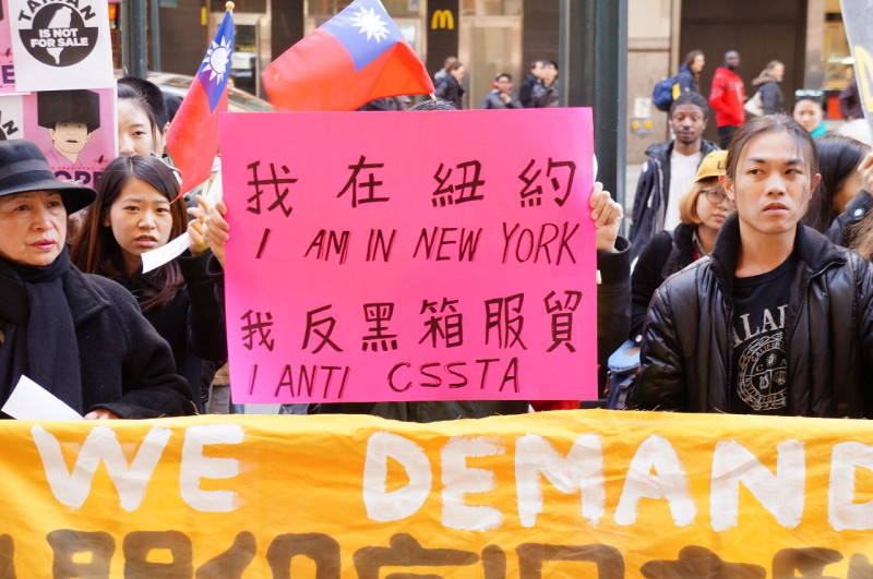 紐約留學生21日下午3時聚集在「紐約台北經濟文化辦事處」前，表達對馬政府嚴正抗議的聲音。圖片5-2來源：NYDECO/攝。   