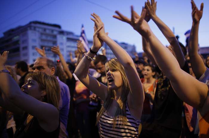 數千名希臘示威者已連續聚集25日，抗議政府的財政緊縮措施。圖片來源:達志影像/美聯社   