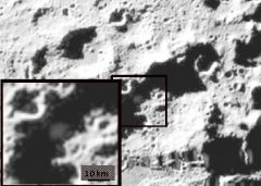 NASA專家認為月球上有水，代表人類移居月球的可能性大為增加。圖為月球表面。圖片來源：NASA網站   