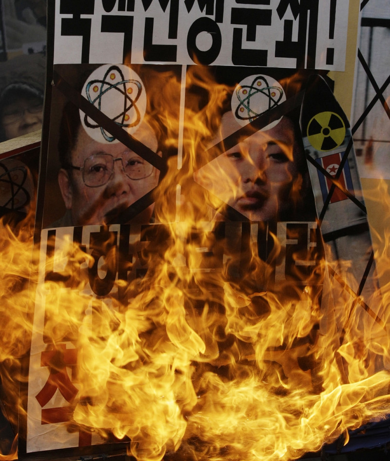 韓國最新發表的《國防白皮書》再度將朝鮮政權和軍隊定性為韓國的「敵人」。圖為韓國抗議民眾當街焚燒朝鮮領導人金正日及其子金正恩的肖像照，表達對朝鮮武力恫嚇的不滿情緒。圖片來源：達志影像/美聯社。   