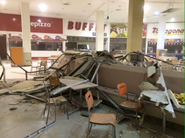 智利民眾拍下地震過後，商場天花板被震塌的照片，顯見當時地震威力驚人。圖：翻攝NSantibez推特   