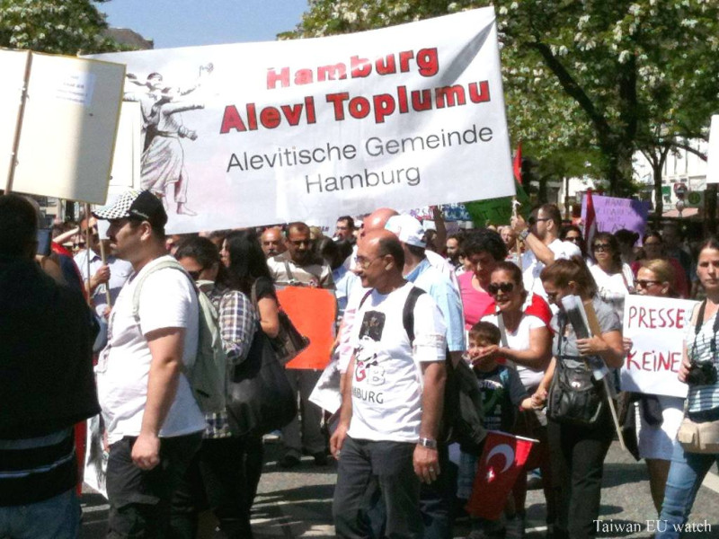德國土耳其裔民眾於上週六(8)、日(9)在漢堡與柏林舉行示威遊行聲援。圖片來源：TEWA。   
