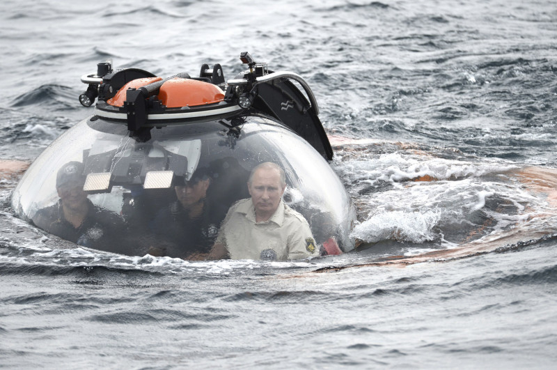 俄羅斯總統普亭18日搭乘潛水艇C-Explorer 3下潛黑海，探訪沉船。圖片來源：達志影像/路透社   