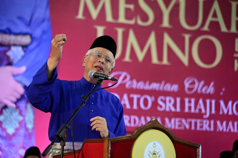 馬來西亞總理納吉布自從7月陷入涉貪醜聞後，雖然稱帳戶裡的7億美金是來自中東的匿名政治獻金，但馬來西亞人民始終存疑。圖:翻攝納吉布臉書   