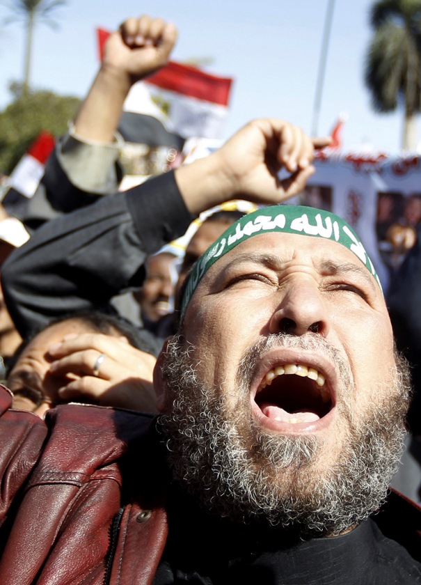 聯合國人權高專辦公室對埃及內閣13日通過了有關限制示威遊行活動的法律草案，表示遺憾。圖為本月15日埃及示威者。圖片來源：達志影像/路透社。   