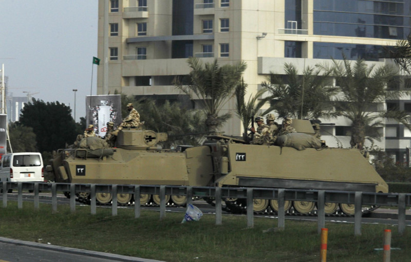 巴林軍、警周四夜間以坦克、散彈槍等重武器暴力鎮壓巴林示威群眾後，軍方坦克目前集聚在珍珠廣場附近街道。圖片來源：達志影像/路透社。   