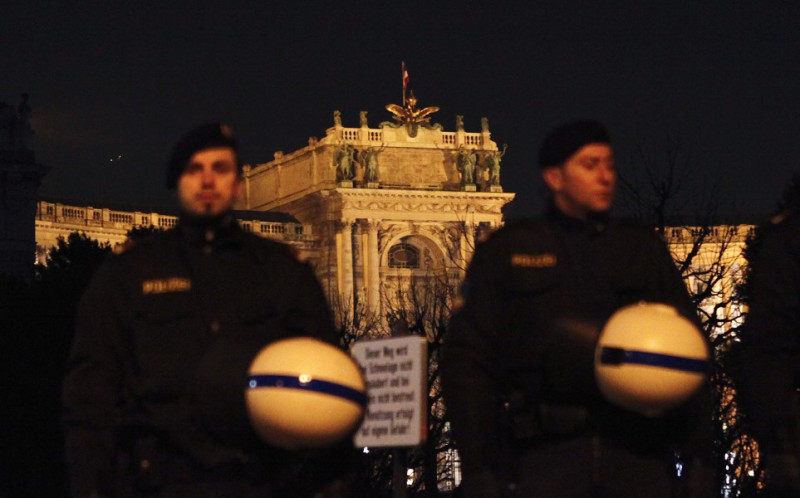 奧地利極右派份子選在「國際大屠殺紀念日」在霍夫柏格宮(Hofburg)舉辦舞會，為避免發生意外，警方在霍夫柏格宮前警戒。圖片來源：達志影像/路透社。   
