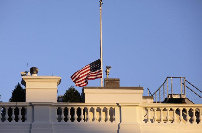 美國康乃狄克州一所小學昨（14）日發生兇嫌闖入槍殺26人的事件，今（15）日全美各機關都降半旗表達哀痛，美國總統歐巴馬辦公的白宮也降下半旗。圖片來源：達志影像/路透社   