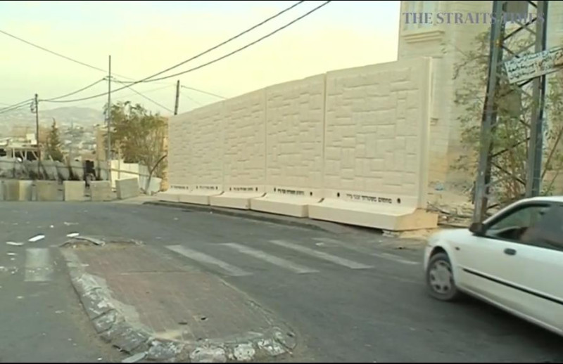 以色列當局在耶路撒冷修建1段新的水泥圍牆，企圖防堵與巴勒斯坦人的衝突。圖：翻攝THE STRAITS TIMES   