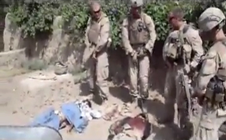 4名美軍對阿富汗叛亂分子屍體灑尿，影片在網路引起激憤。(圖片來源:達志影像/美聯社。)   