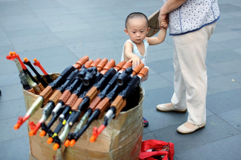 在2014年透過歐盟的「快速通報系統」（RAPEX）通報歐盟的不安全產品中，以玩具的比例最高，佔28%，其中，「中國製造」在所有不安全產品中就佔了64%。圖為中國製的玩具槍，在北京街頭販售。圖片來源：達志影像/路透社資料照片   