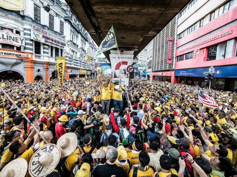 馬來西亞總理納吉布涉及7億美金的貪腐醜聞，淨選盟29、30日連續2天發起抗議活動，將近30萬人上街頭要求納吉布下台。圖：翻攝淨選盟臉書   