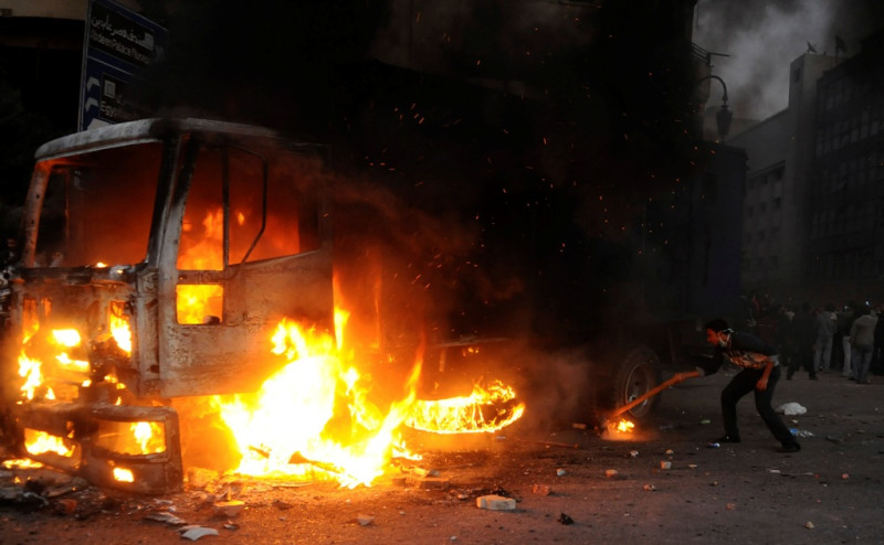 埃及示威民眾燒毀停在首都開羅解放廣場的鎮暴部隊卡車。圖片來源：達志影像/路透社。   