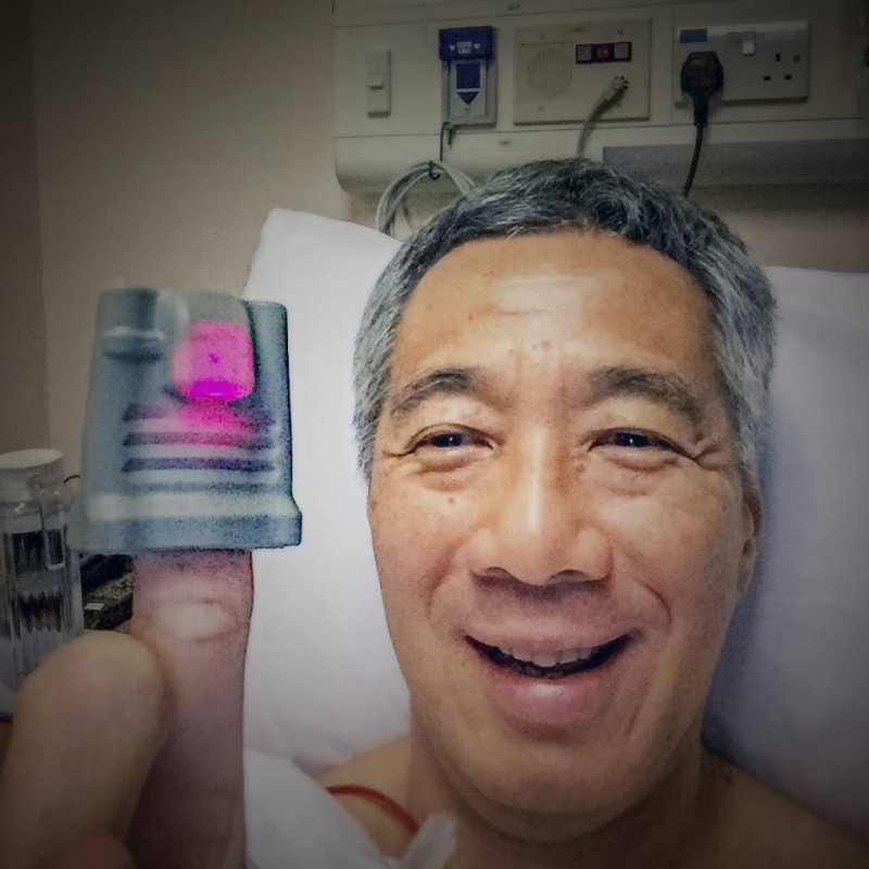 新加坡總理李顯龍手術前在病房自拍。圖：翻攝李顯龍臉書   