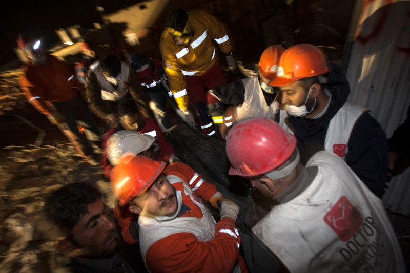 土耳其東南部地區23日發生芮氏7.2規模的強震，目前已造成279人死亡，逾千人輕重傷，搜救人員持續搜尋生還者，各國也都表示願意伸出援手，但土耳其當局一律拒絕。圖片來源：達志影像/路透社   