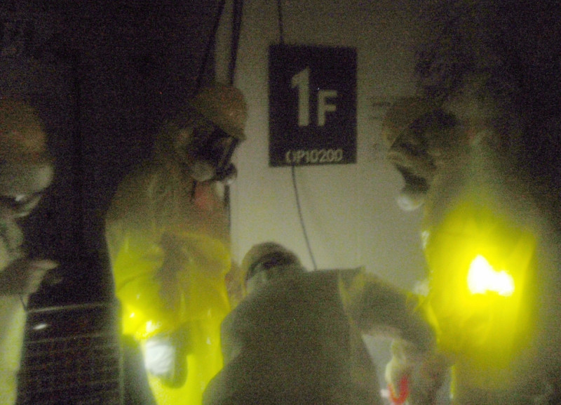 福島核一廠冷卻水輻射超標千萬倍，工作人員撤離，海域也岌岌可危。圖為23日東電工人為攜帶式發電機補充燃料的現場。圖片來源:達志影像/路透社   