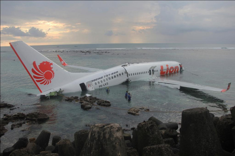 獅子航空發言人席萊特（Edward Sirait）說：「這架飛機是由西爪哇省萬隆（Bandung）起飛，準備要降落峇里島恩古拉萊機場（Ngurah Rai Airport），但很可能未飛到跑道，就落海了。」圖片來源：達志影像/路透社   