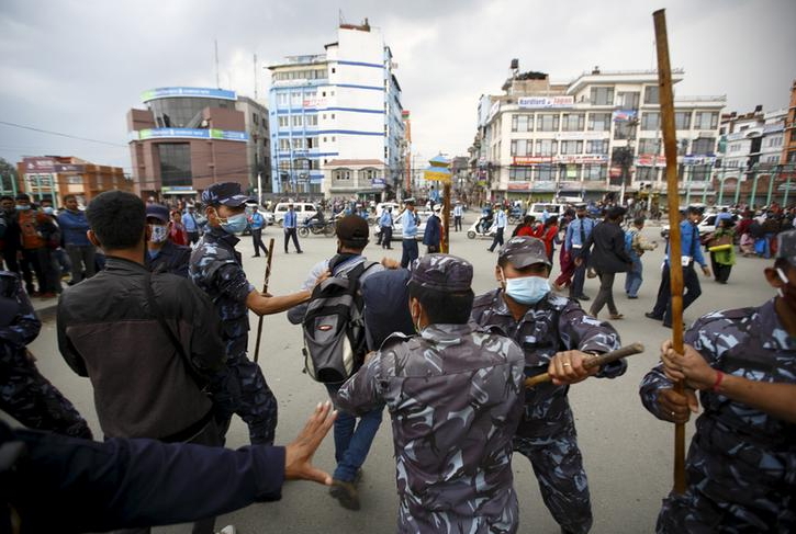 大批災民抗議遲來的救援行動，並急著離開加德滿都，政府已派出鎮暴警察鎮壓。圖片來源：達志影像/路透社   