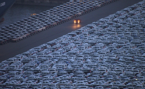 韓國提出碳交易計畫，外銷導向產業則被豁免。圖為大批等著出口的韓國汽車；圖片來源:達志影像/路透社。   