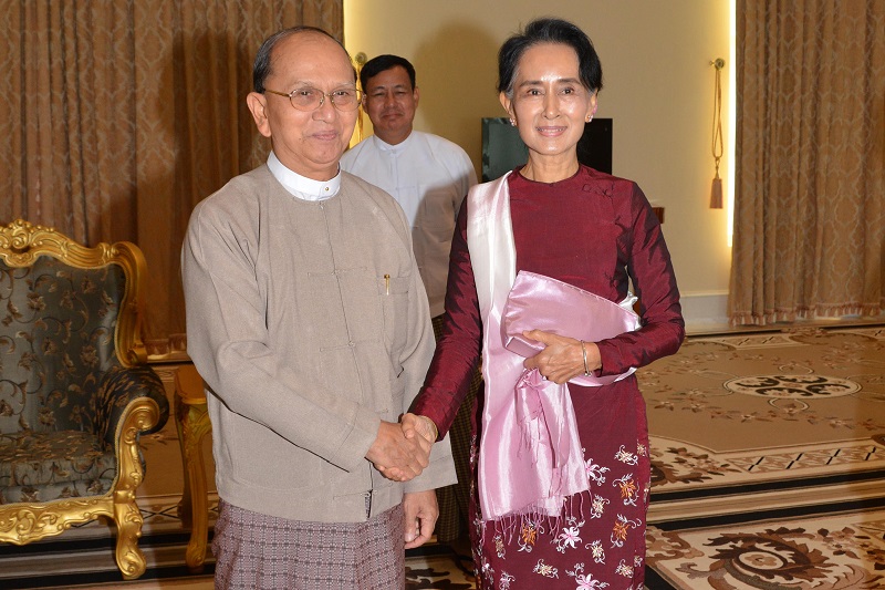 外界揣測緬甸民主領袖翁山蘇姬試圖以修憲方式暫停憲法禁止她任職總統的規定。圖為翁山蘇姬與緬甸現任總統登盛（Thein Sein）討論權力移交事宜。   圖：達志影像/美聯社資料照片