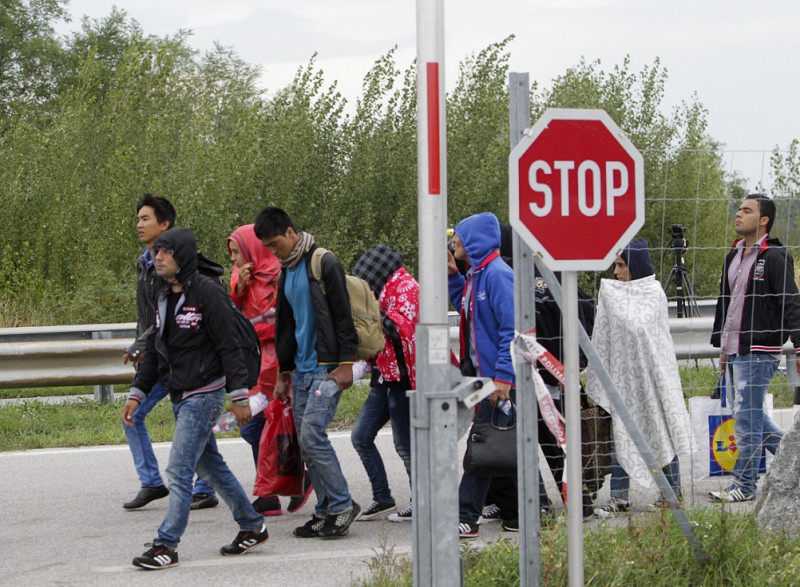 歐盟執委會15日建議成立新的邊境部隊，管理歐盟外部邊境安全。圖為從匈牙利徒步到奧地利的難民。圖片來源：達志影像/路透社資料照片   