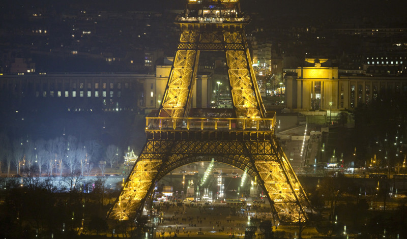 巴黎艾菲爾鐵塔越夜越美，但最近幾次出現神秘無人機，引發緊張。圖片來源：達志影像/路透社   