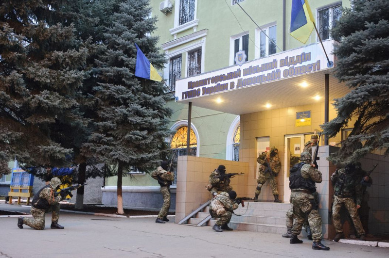 烏克蘭親俄派武裝分子12日占領烏克蘭東部地區Kramatorsk的警察局。圖片來源：達志影像/美聯社資料照片   