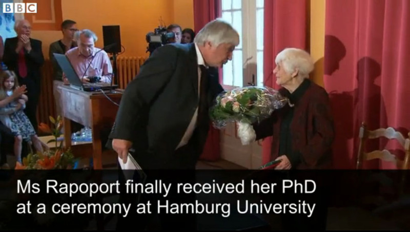 102歲的英格波‧拉波鮑特苦等近80年，終於獲得博士學位。圖：翻攝BBC   
