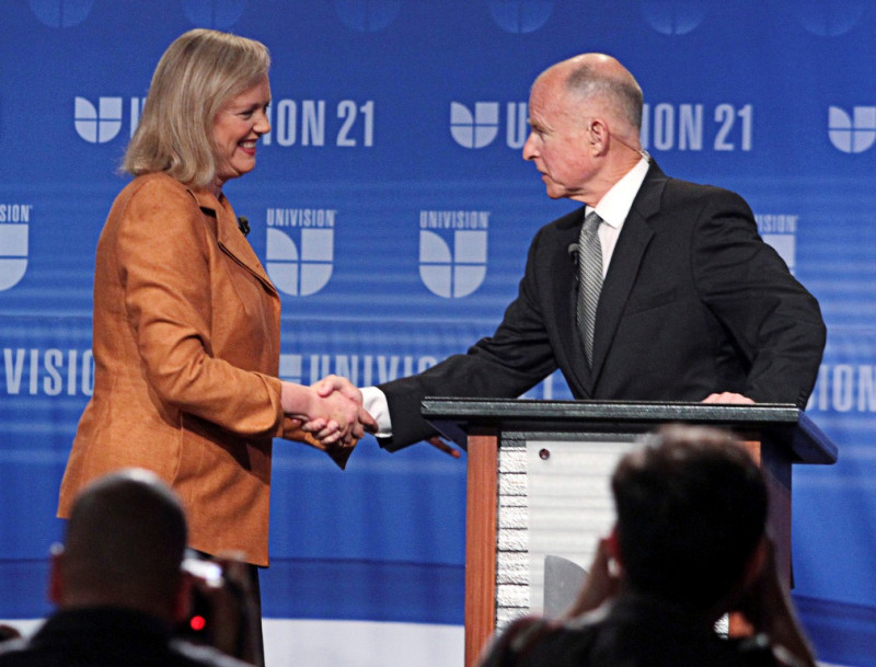 加州州長選舉首場西班牙語辯論在共和黨候選人惠特曼（Meg Whitman）和民主黨候選人布朗（Jerry Brown）握手下展開，但最後演變成彼此怒罵。圖片來源：達志影像/路透社   