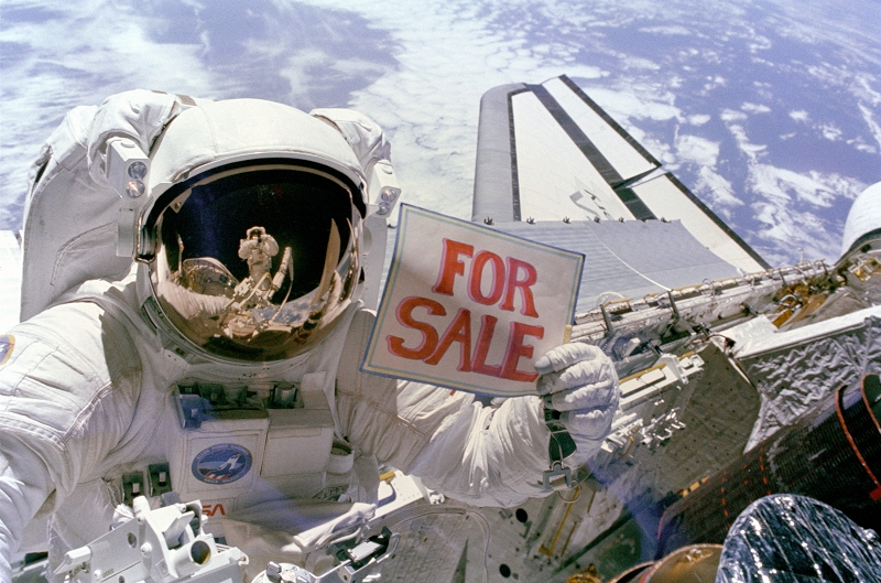 兩名國際太空站的太空人在下午3時53分（格林威治時間19時53分）完成回收故障幫浦的工作，並送進太空梭裡面。其中一名太空人在幽默的在收回的零件貼上「拍賣」（For Sale）的貼紙。圖片來源：達志影像/路透社
。   