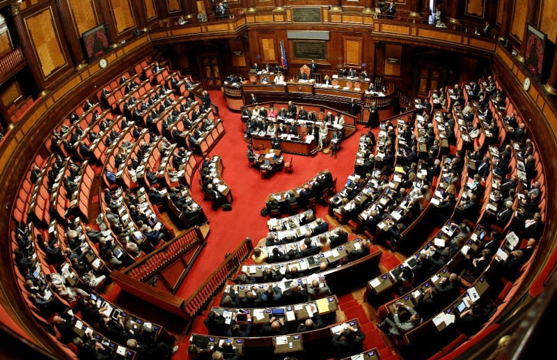 義大利總理雷塔29日夜晚在國營電視台的節目中，公開表示將提請國會上下兩院在10月2日進行內閣信任投票。圖為義大利參議院鳥瞰景。圖片來源：達志影像/路透社。   