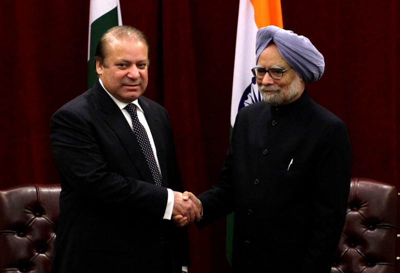 印度總理辛格(右)和巴基斯坦總理謝里夫(左)雙方一致同意，有必要停止喀什米爾地區接二連三發生的士兵槍擊事件。圖片來源：達志影像/路透社。   