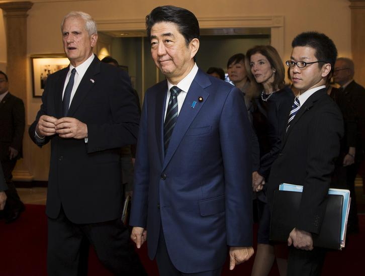 日本首相安倍晉三26日抵達美國波士頓，參訪甘迺迪總統圖書館。圖片來源：達志影像/路透社   