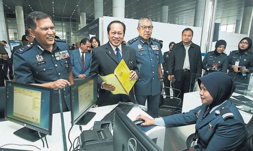 馬來西亞官員視察機場退稅服務台的運作。圖：翻攝南洋網   