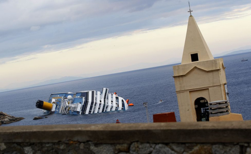 郵輪「歌詩達協和號」（Costa Concordia）13日凌晨在托斯卡尼（Tuscany）外海觸礁翻覆。圖片來源：達志影像/路透社。   