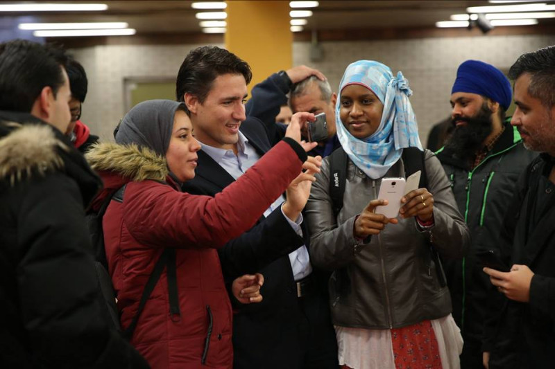 加拿大新總理賈斯汀‧杜魯道（中）自許是個女性主義者，並且以此為傲。圖：翻攝杜魯道臉書   